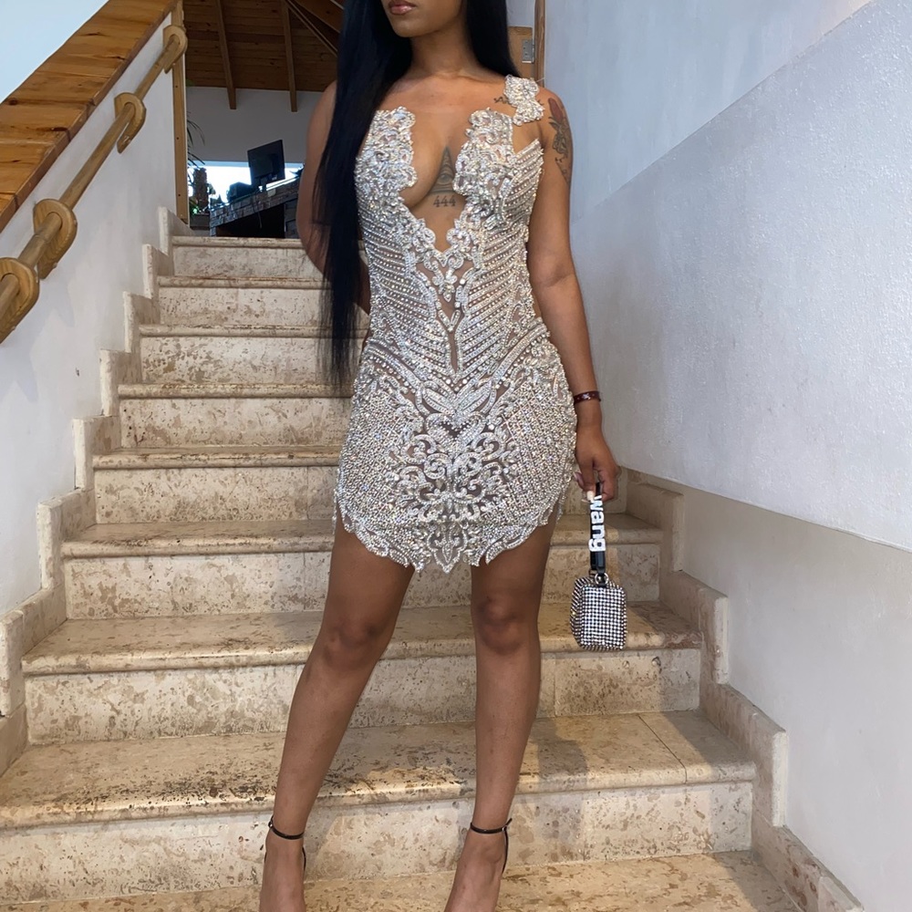 Diamond Dress size Small. I am 5’7 140lbs
